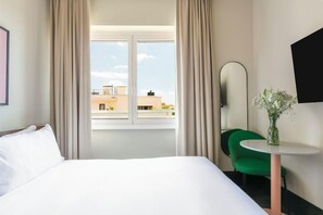 Minibar, in-room safe, desk, blackout curtains - Caprice (Rome)