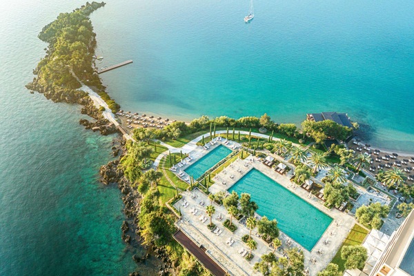 Sesongbasert utendørsbasseng, bassengparasoller og solsenger