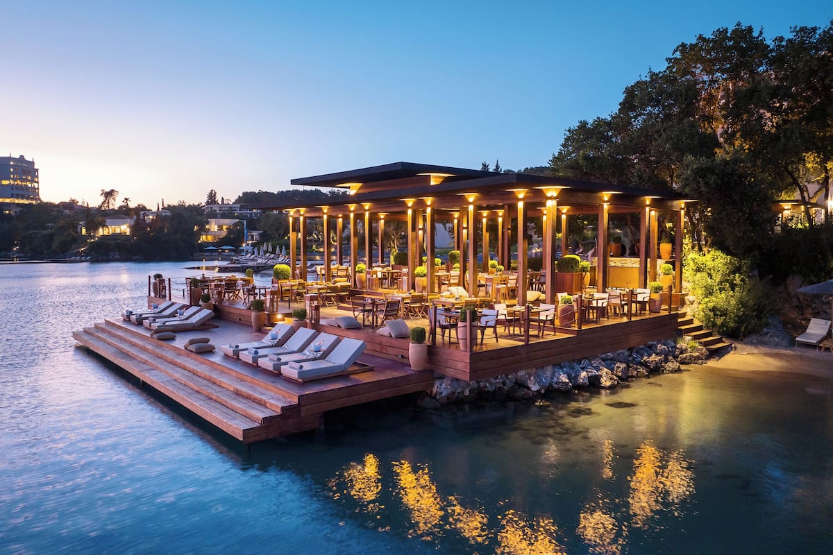 5 restaurants, breakfast, lunch, dinner served; seafood