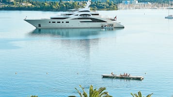 Un yate grande atracado en aguas tranquilas, con otra embarcación cerca.