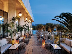 3 bars/lounges, beach bar