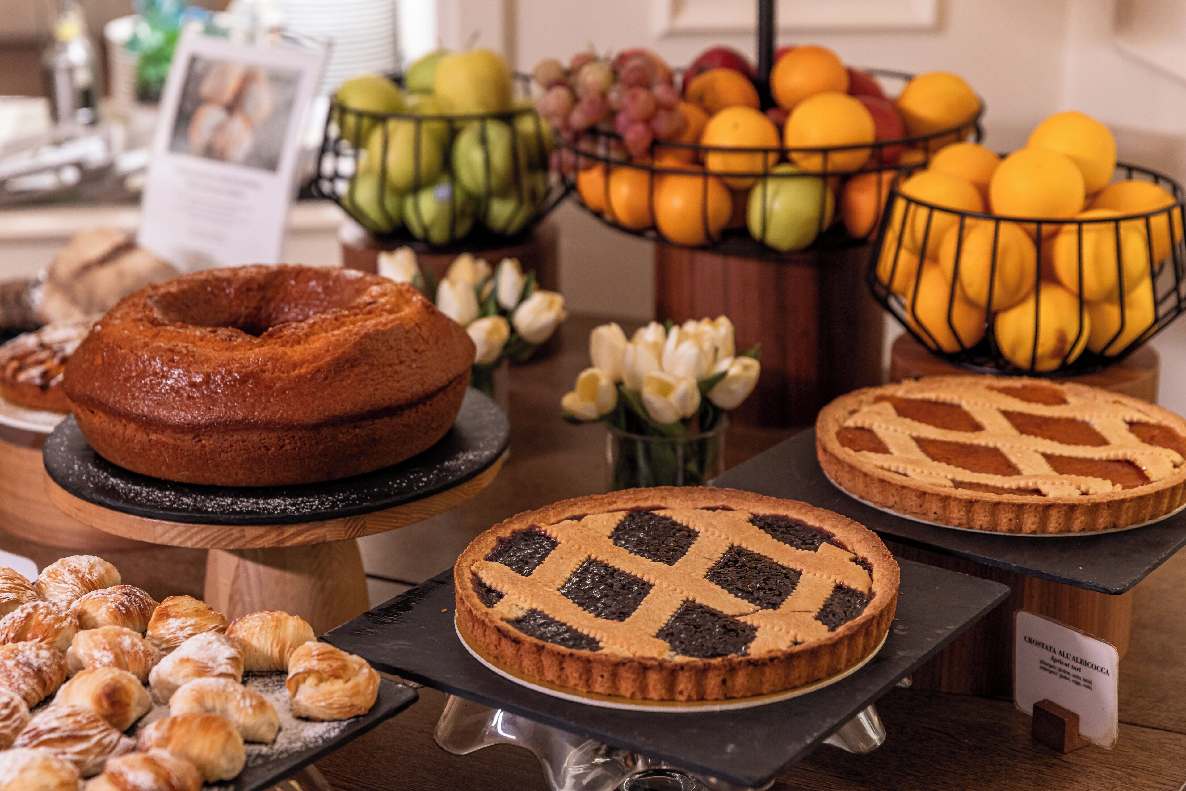 Eine Auswahl an gebackenen Waren, darunter ein Bundt-Kuchen, Torten und Gebäck, ist ausgestellt.