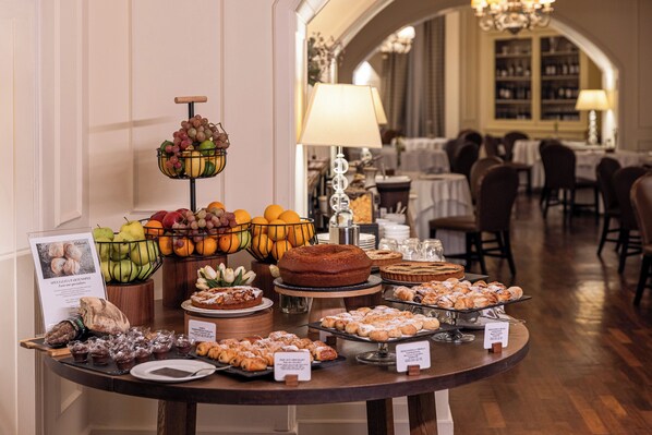 Colazione a buffet, servita tutte le mattine (14 EUR a persona)