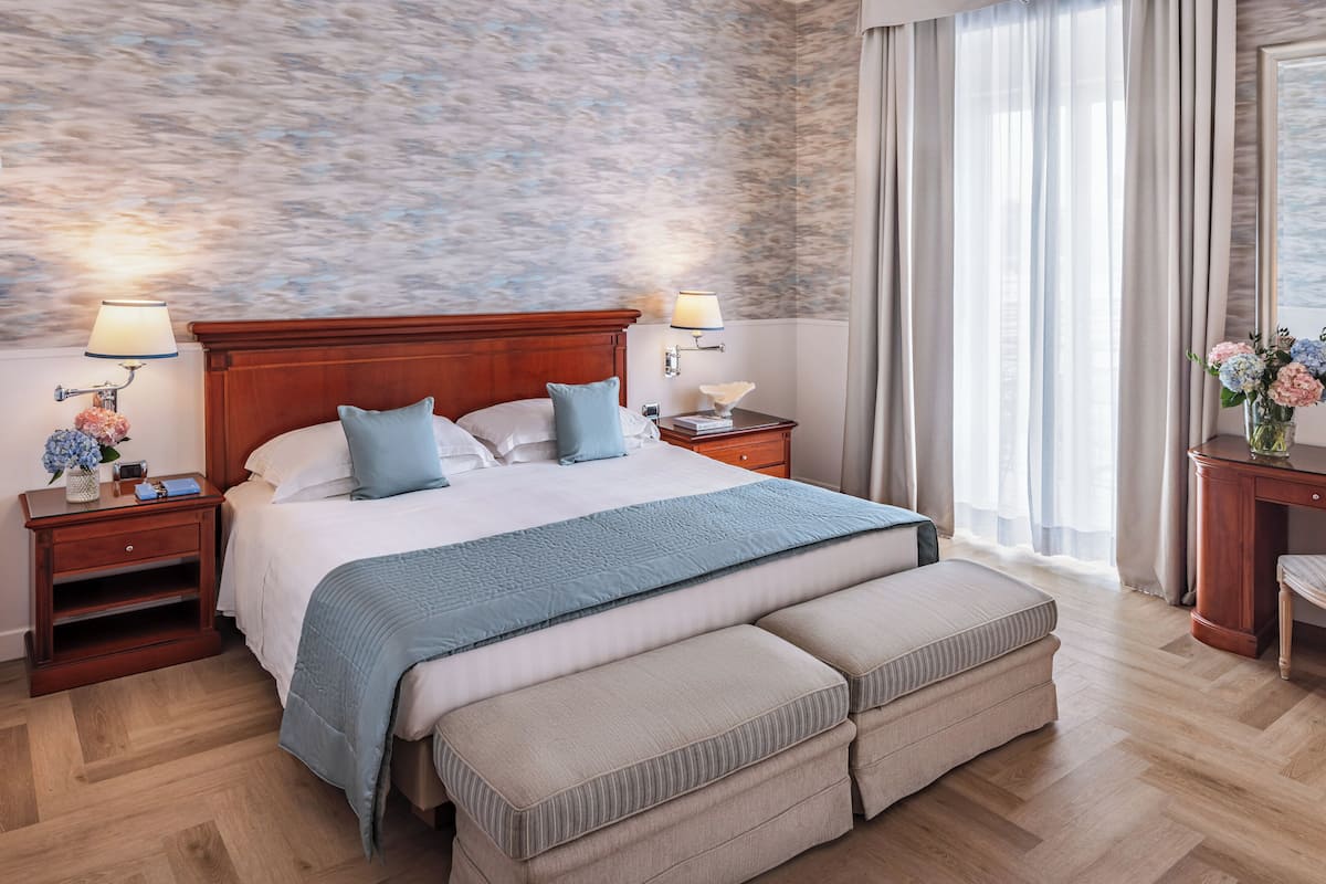 Junior Suite | 1 bedroom, premium bedding, minibar, in-room safe