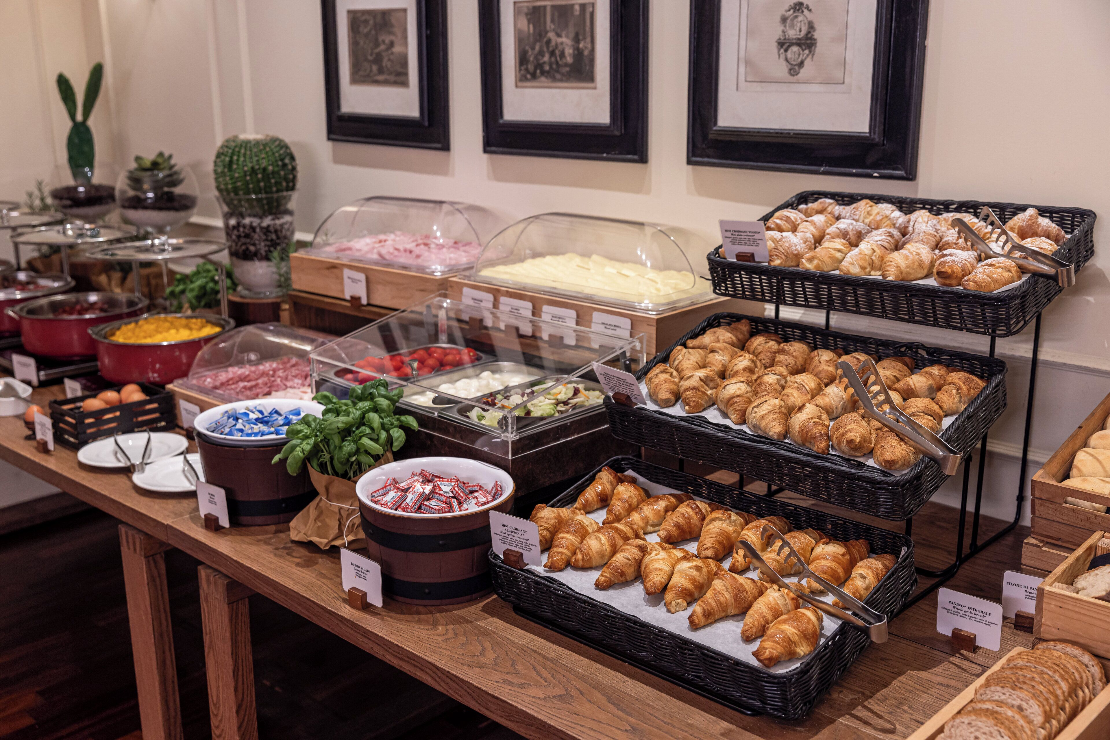 Petit déjeuner buffet (14 EUR par personne)