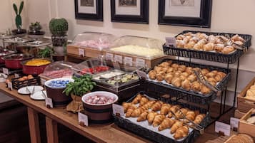 TĂ€gliches FrĂŒhstĂŒcksbuffet (14 EUR pro Person)