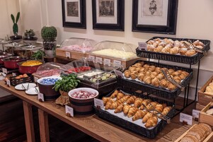 Colazione a buffet a pagamento, servita tutte le mattine 