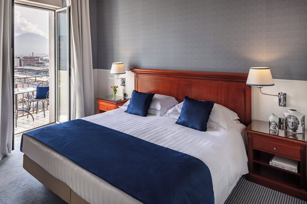 1 bedroom, premium bedding, minibar, in-room safe