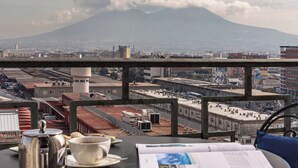 高档床上用品、迷你吧、客房内保险箱、办公桌