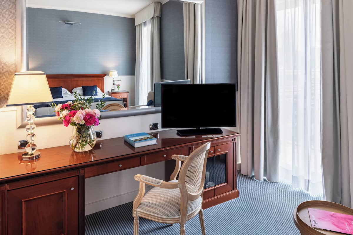 1 bedroom, premium bedding, minibar, in-room safe