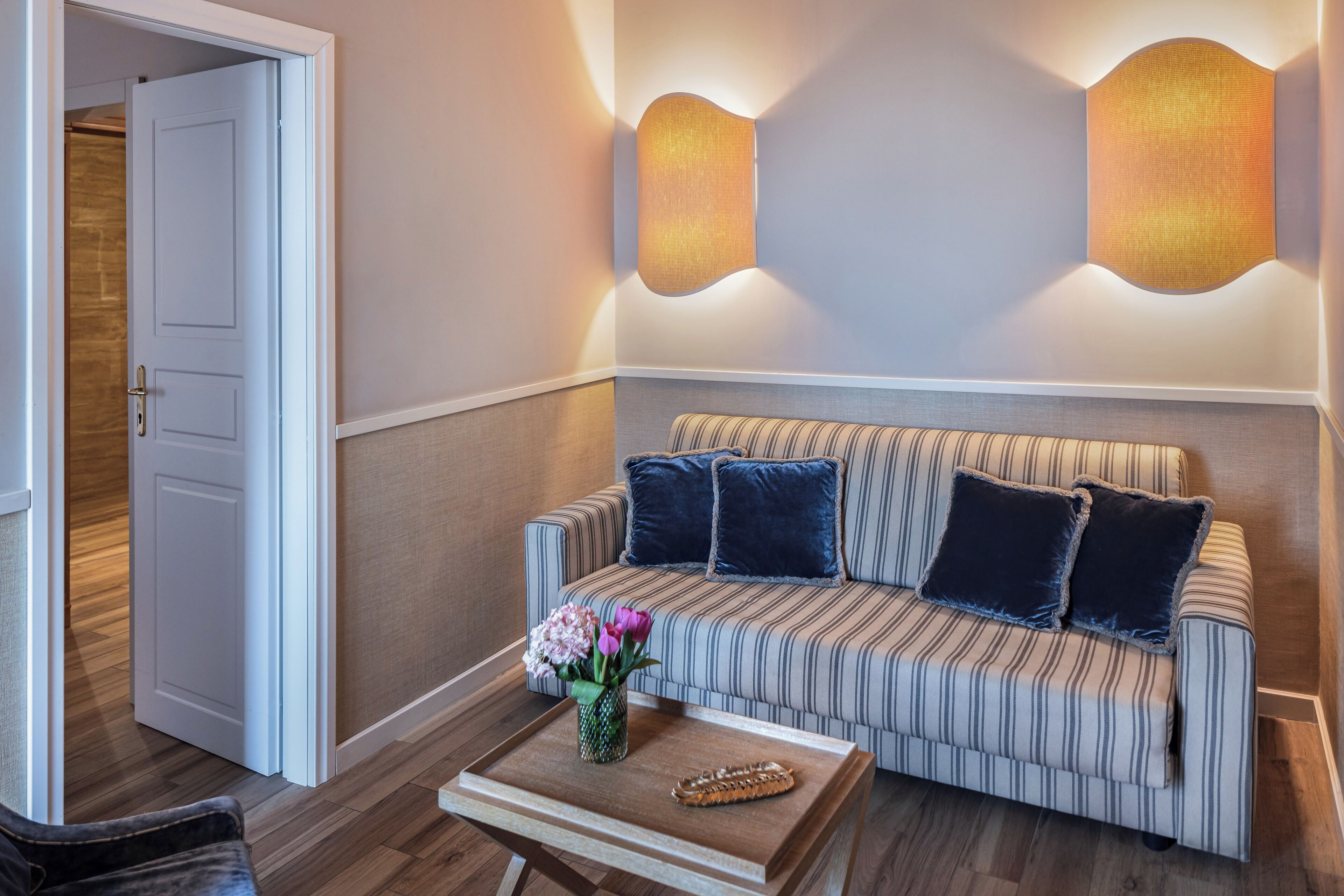 suite | premium bedding, minibar, in-room safe, desk