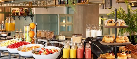 每日供应自助式早餐(每人 EUR 25)