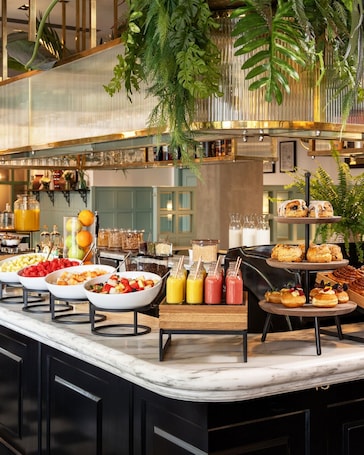 Desayuno buffet diario (EUR 25 por persona)