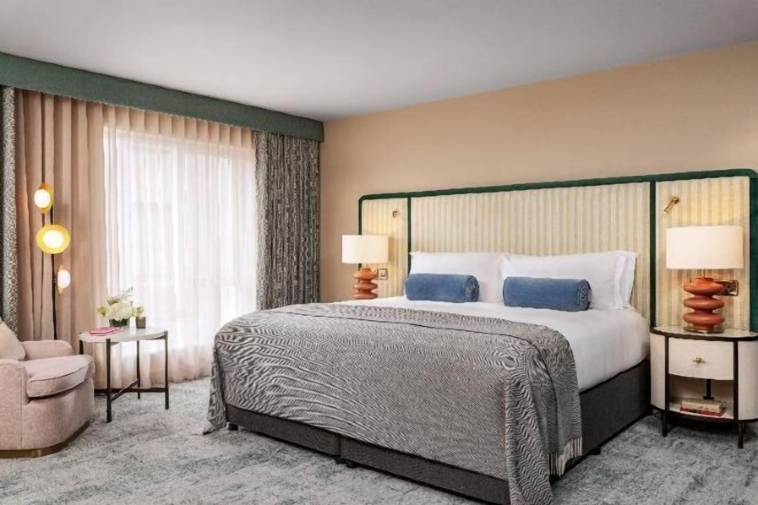 1 Schlafzimmer, hochwertige Bettwaren, Zimmersafe, Schreibtisch