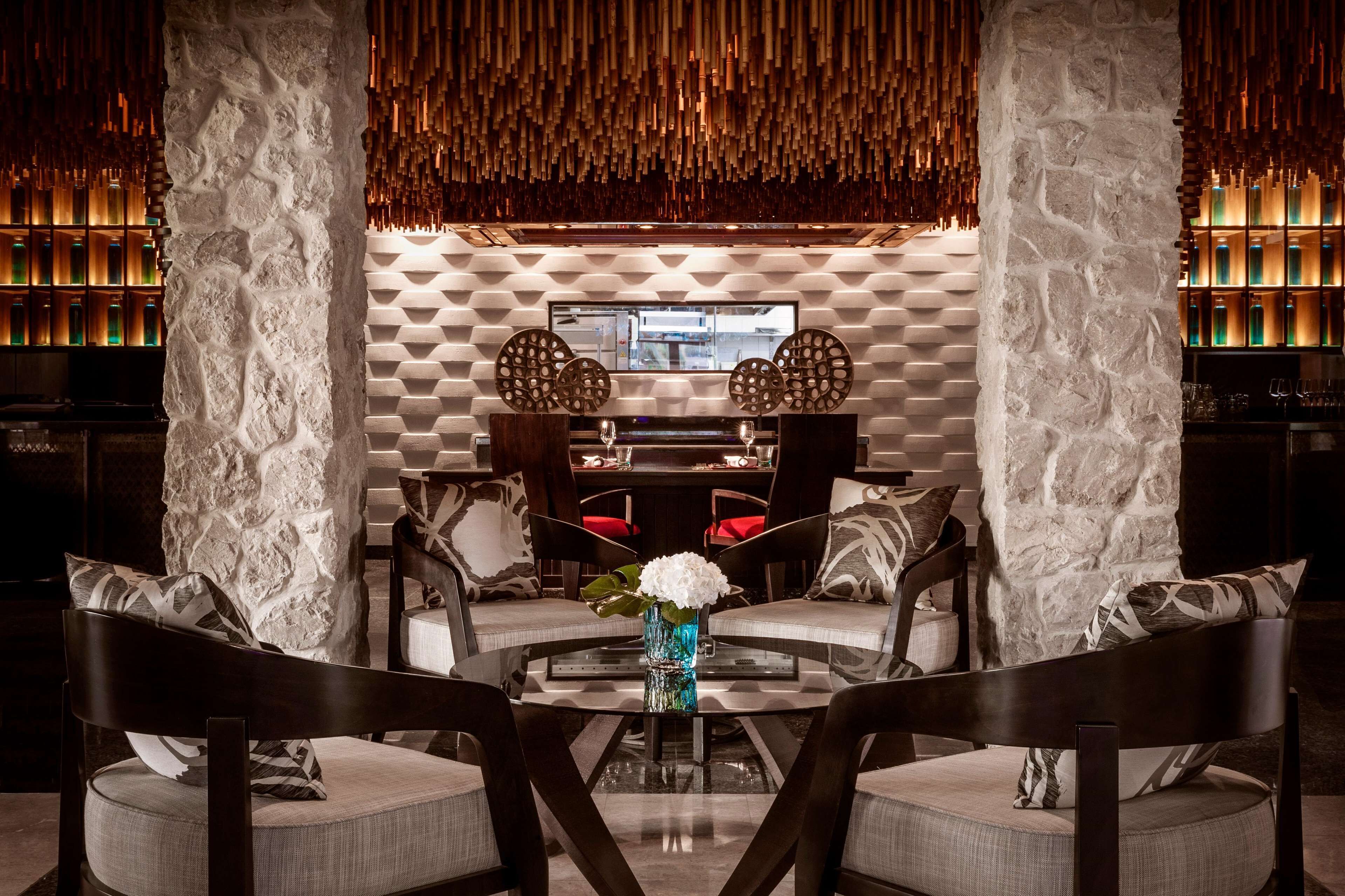 7 restaurants, breakfast, lunch, dinner served; seafood