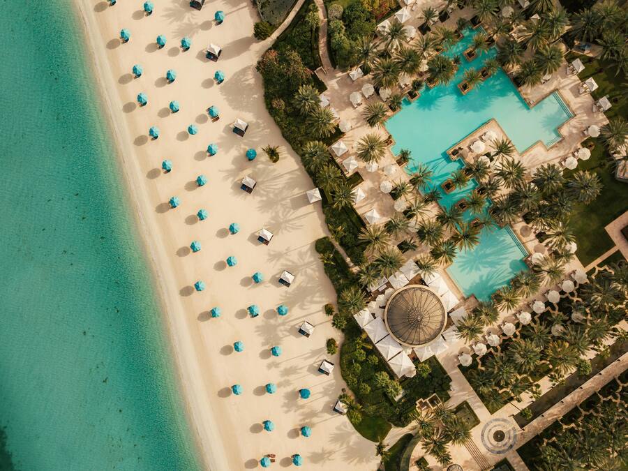 Piscine extérieure, cabanons gratuits, parasols de plage
