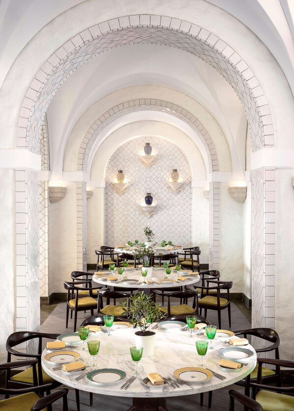 7 restaurants, breakfast, lunch, dinner served; seafood