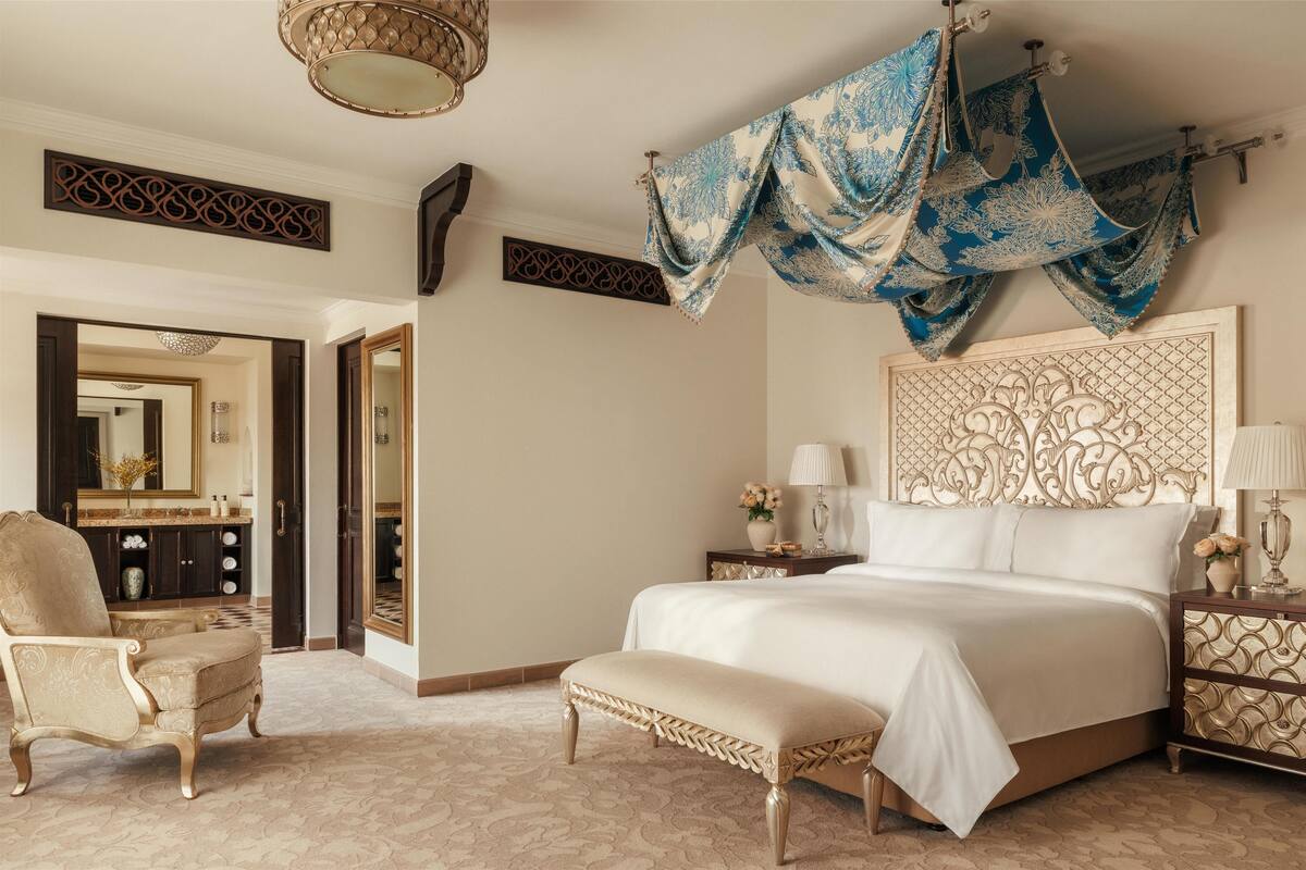 Arabian Court Prince Suite - includes DRIFT Beach Club Access, Host Service | Ropa de cama de alta calidad y minibar