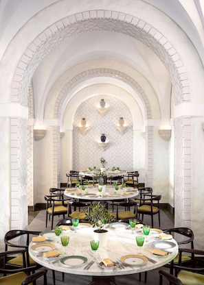 7 間餐廳；供應早餐、午餐、晚餐；海鮮