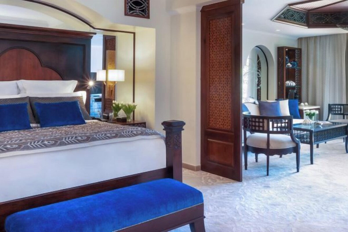 Frette Italian sheets, premium bedding, down comforters, minibar