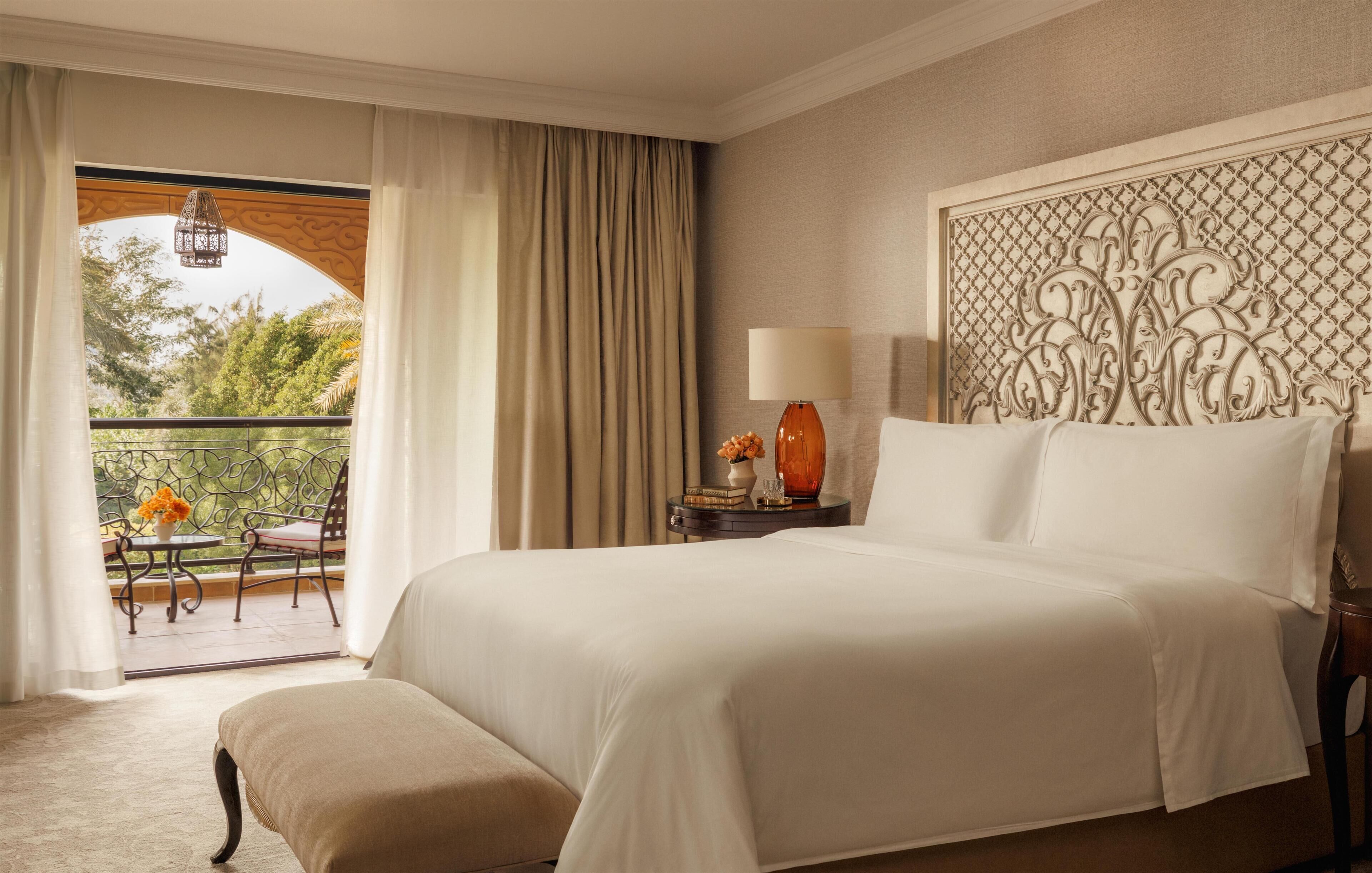 Italiaanse Frette-lakens, luxe beddengoed, donsdekens, een minibar