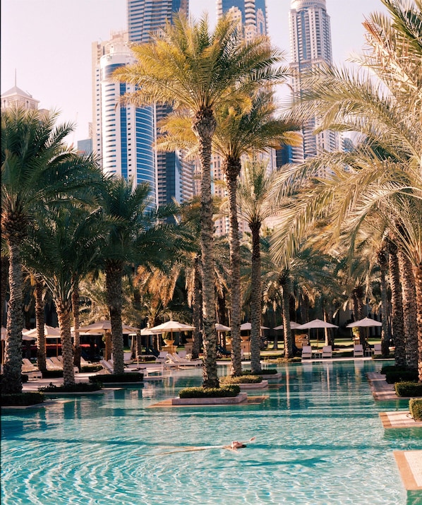 4 piscines extérieures, cabanons gratuits, parasols de plage