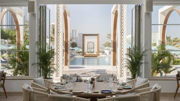 7 restaurants, breakfast, lunch, dinner served; seafood