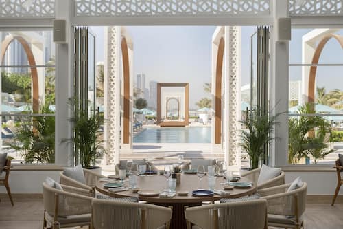 7 restaurants, servant le déjeuner et le dîner; cuisine de fruits de mer