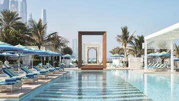 4 piscines extérieures, cabanons gratuits, parasols de plage