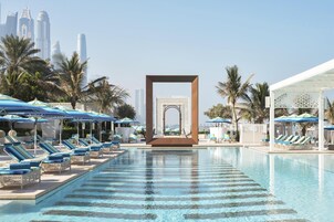 4 outdoor pools, free cabanas, pool umbrellas