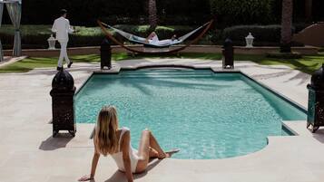 4 outdoor pools, free cabanas, pool umbrellas