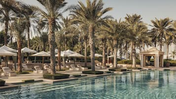 4 piscines extérieures, cabanons gratuits, parasols de plage