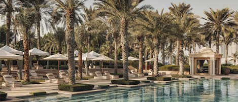 4 outdoor pools, free pool cabanas, pool umbrellas