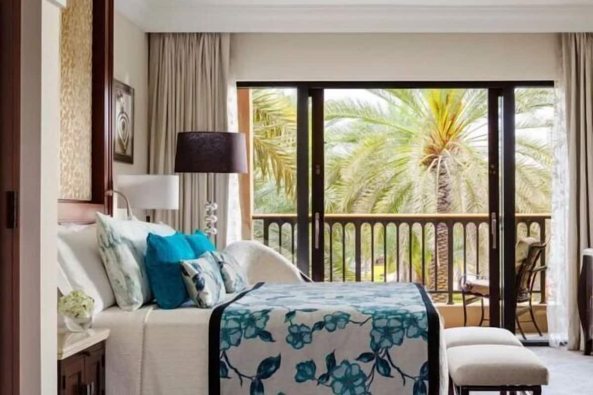 Frette Italian sheets, premium bedding, down comforters, minibar