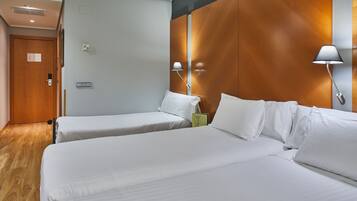 Comfort tweepersoonskamer (With extra bed) | Luxe beddengoed, een minibar, een kluis op de kamer, een bureau