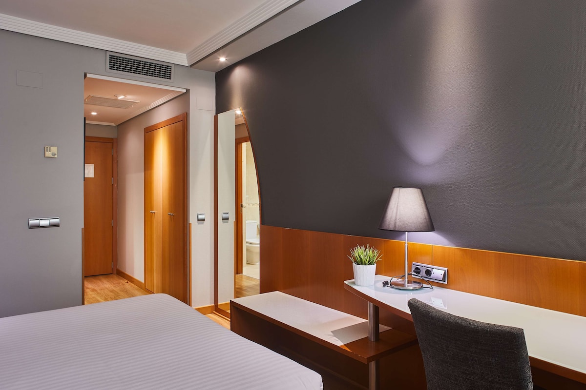 1 bedroom, premium bedding, minibar, in-room safe