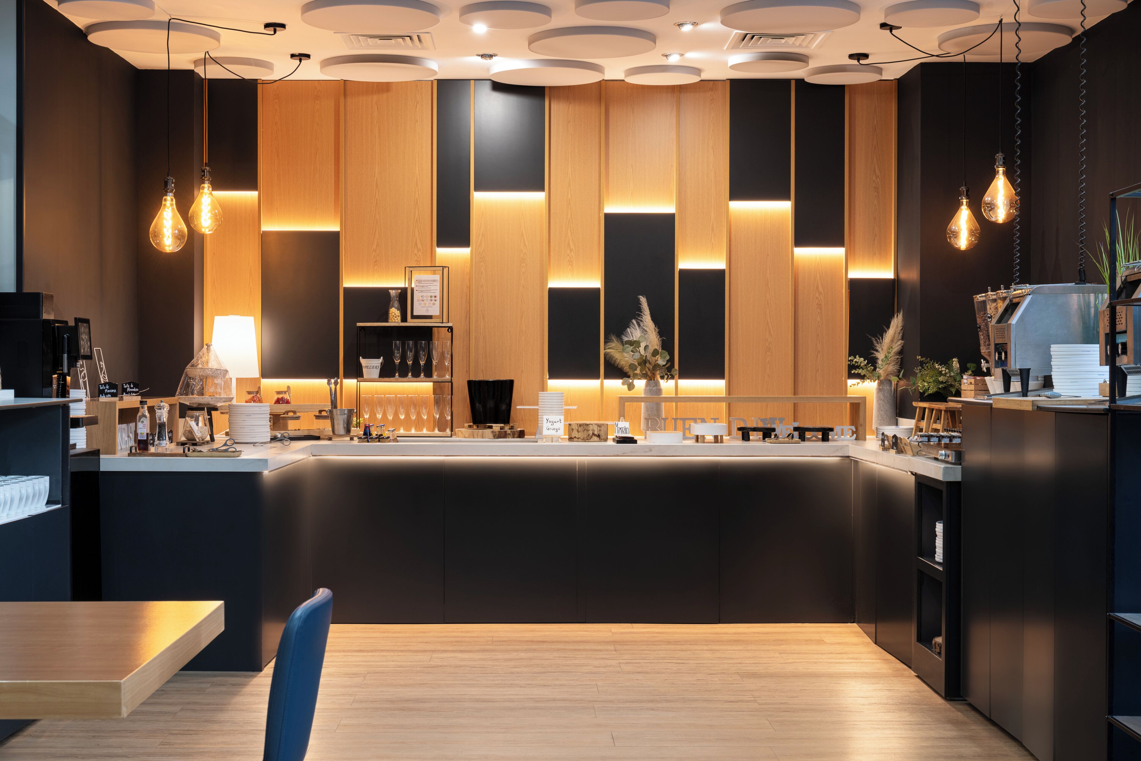 Daily full breakfast (EUR 15.5 per person)