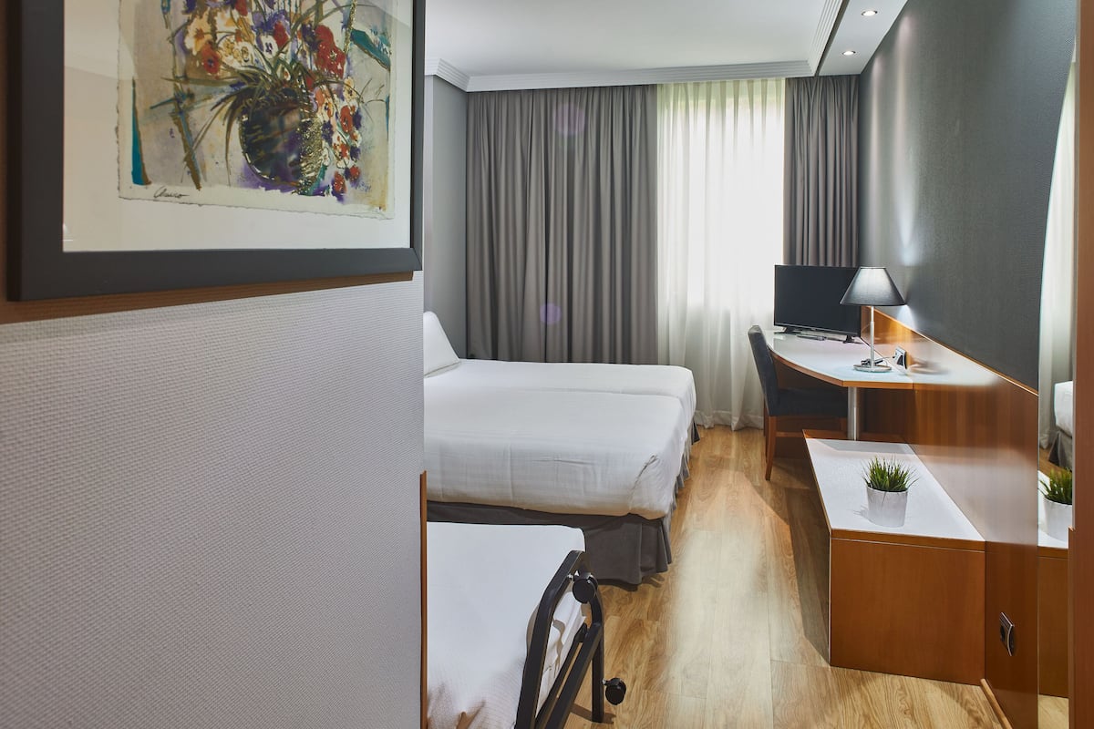 Comfort Double Room (With extra bed) | Premium bedding, minibar, in-room safe, desk