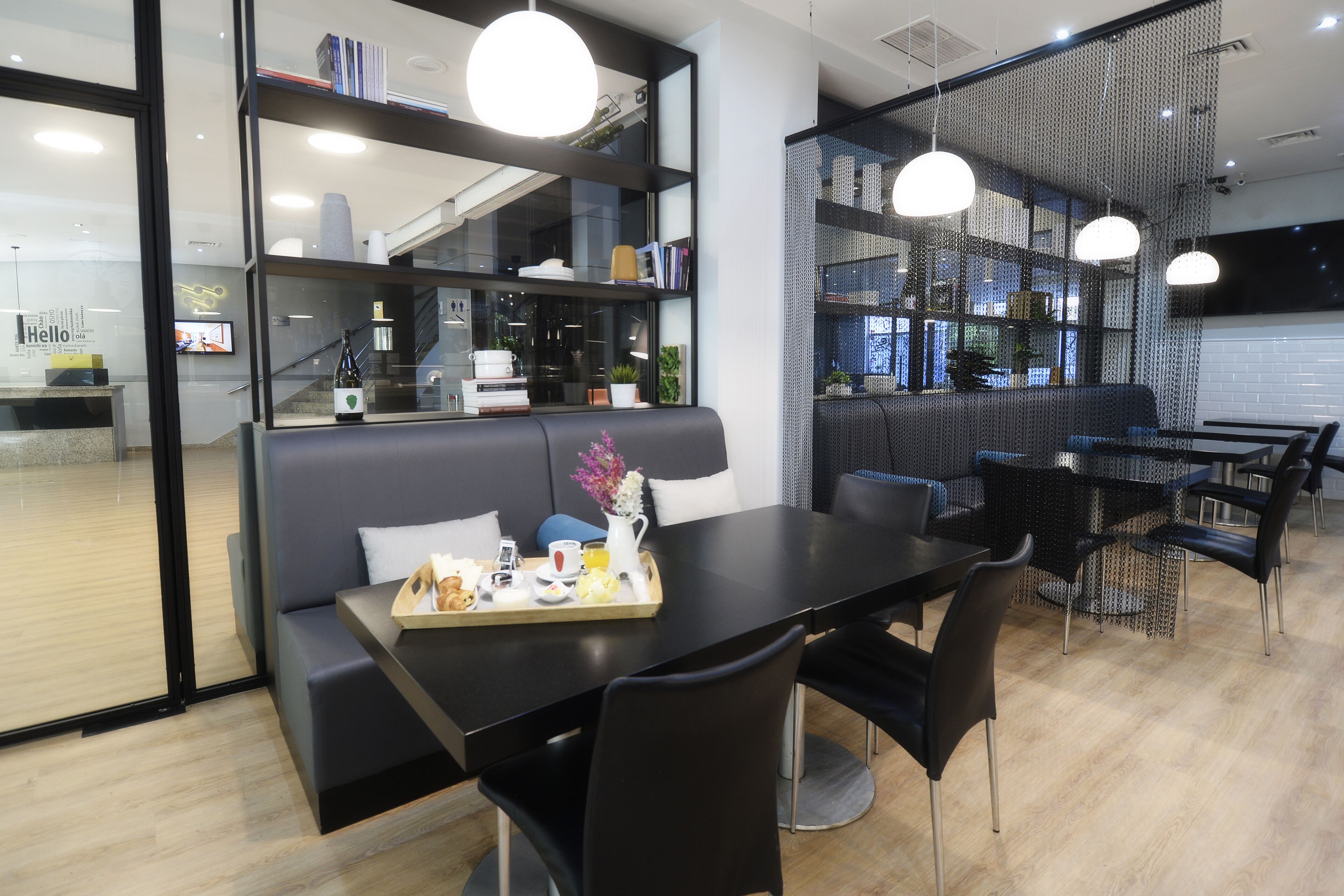 serves breakfast, lunch and dinner