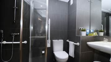 Produtos de toalete grátis, secador de cabelo, bidê, toalhas de banho