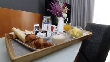 Ropa de cama de alta calidad, minibar, caja fuerte y escritorio