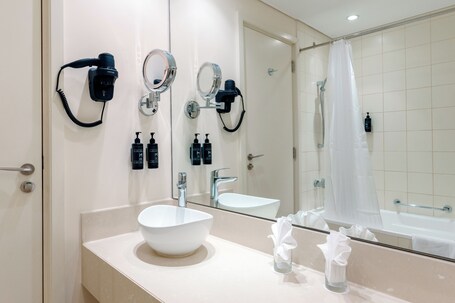 Metropolitan Al Mafraq Hotel - Image 57