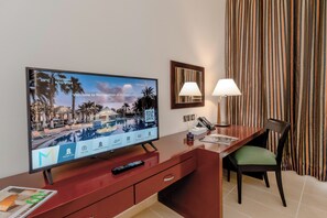 Premium bedding, minibar, in-room safe, individually furnished - Metropolitan Al Mafraq Hotel (Abu Dhabi)
