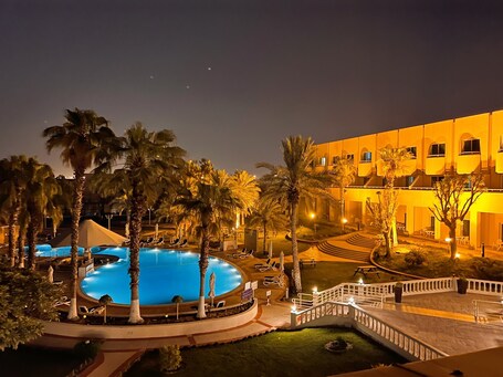 Metropolitan Al Mafraq Hotel - Image 2