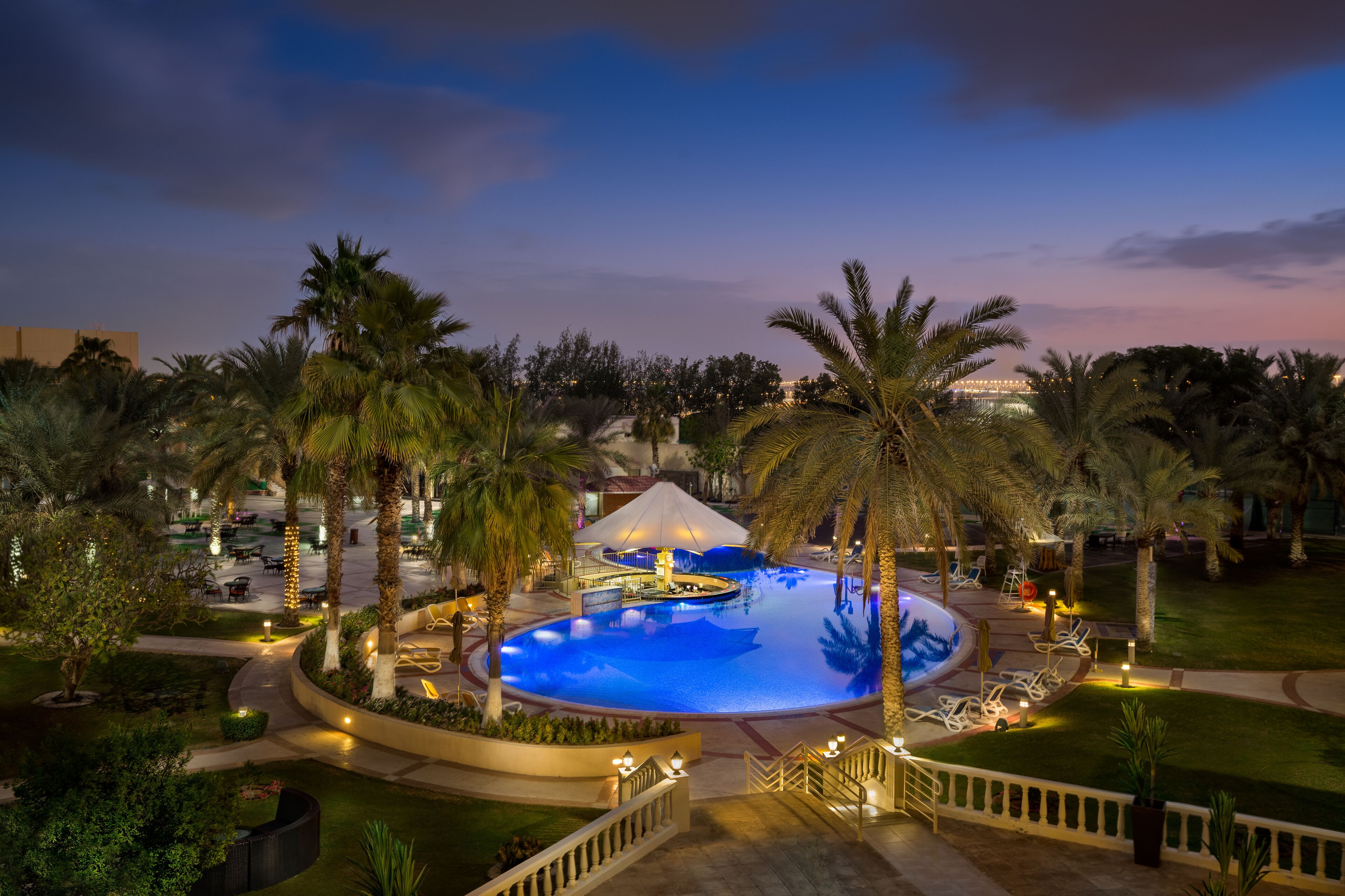 2 outdoor pools, pool loungers