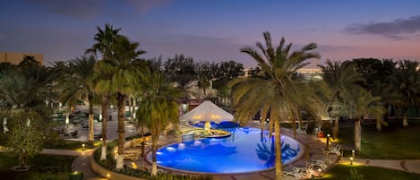 2 outdoor pools, sun loungers