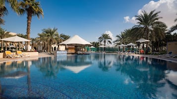 2 kolam renang terbuka, kerusi lepak pantai