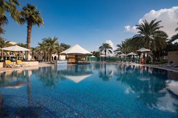 2 piscines extérieures, chaises longues