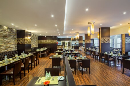 Metropolitan Al Mafraq Hotel - Image 41