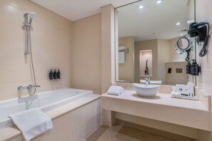 Quarto casal premium | Roupas de cama premium, frigobar, cofres nos quartos